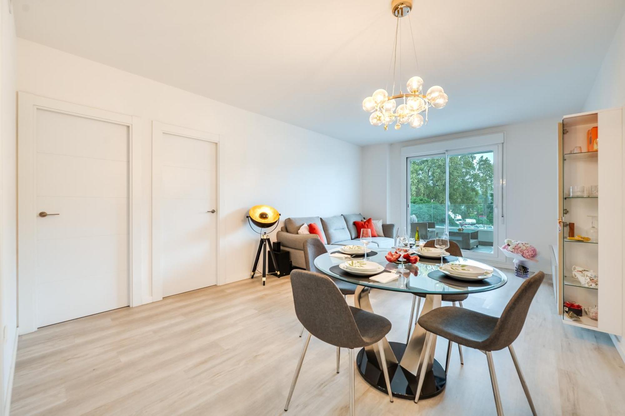 Elegant 2 Bdrm Minimalist W Pool & Bbq Lejlighed *